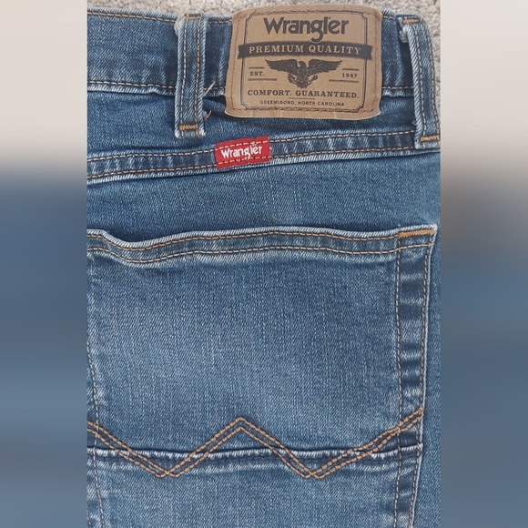 Wrangler Relaxed Blue Jeans with Classic Medium Wash - Picture 8 of 12
